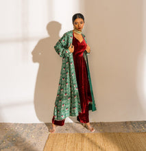 Load image into Gallery viewer, Classic Lotus Printed Cape Set
